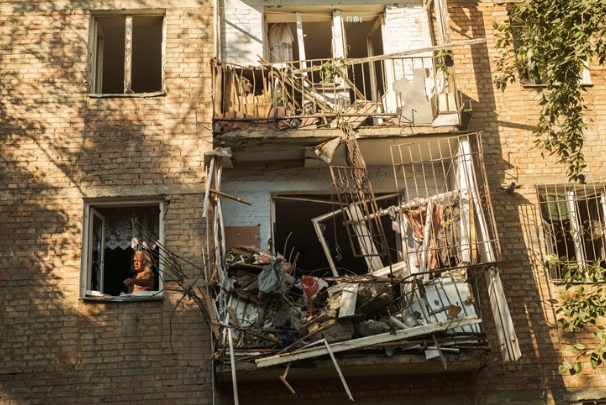 НАЈМАЛКУ 17 ЗАГИНАТИ: Руски проектил погоди станбена зграда во Одеса