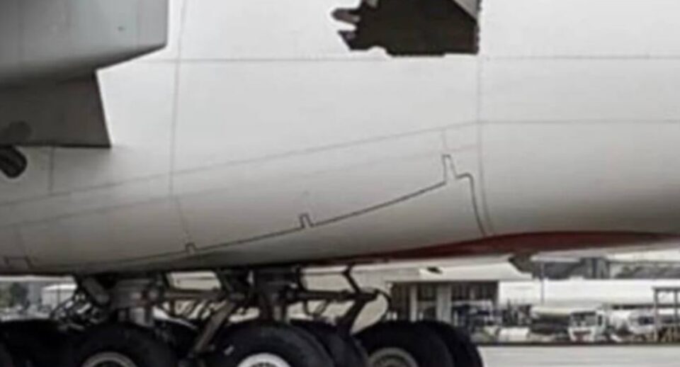 ЗАСТРАШУВАЧКИ: Авион 14 часа летал со огромна дупка на трупот, очевидците на аеродромот шокирани од големината на оштетувањето (ФОТО)