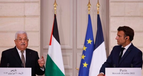 Макрон на средбата со Абас упати апел за обнова на мировните преговори