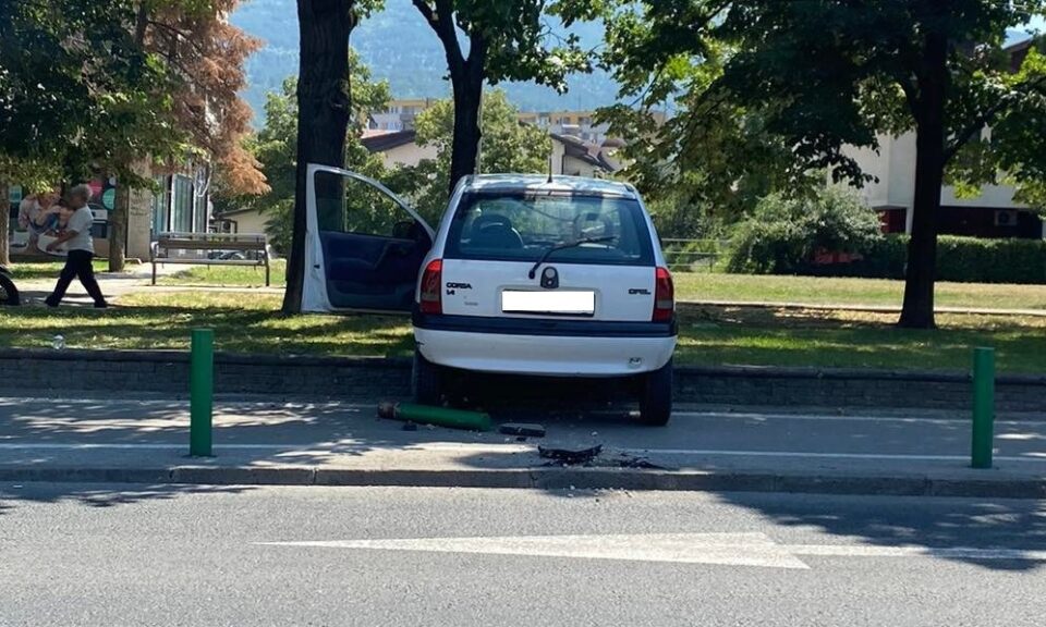 ФОТО: Скопјанец со автомобил се качи на жардињера на Партизанска