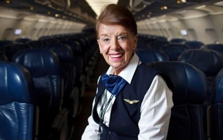 ФОТО: Ова е стјуардесата со најдолг стаж, работи 65 години