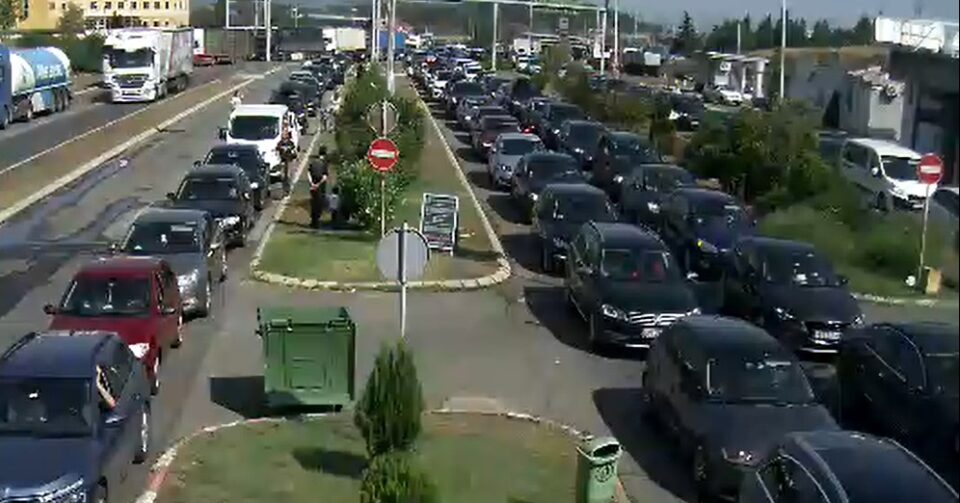 Зголемен интензитетот на сообраќај на државните патишта, на „Богородица“ се чека околу 40 минути