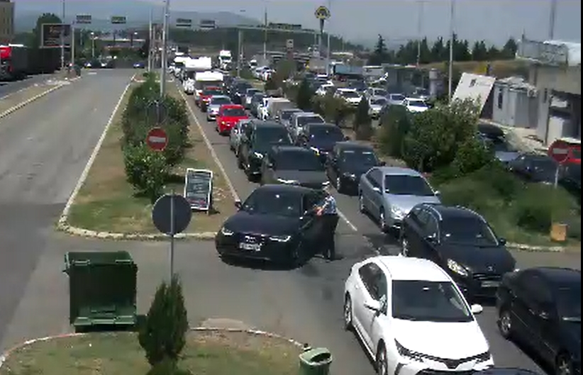 Колони од возила: На Табановце за влез во земјава се чека до еден час