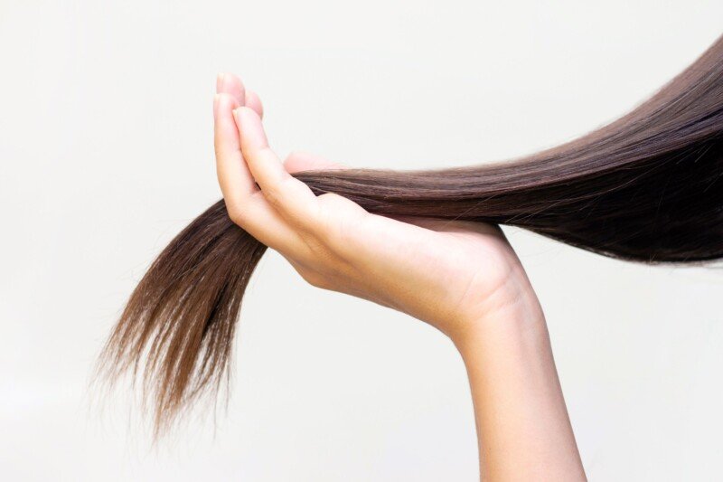 Вратете го сјајот на вашата коса по одморот на море: 3 совети како да ја регенерирате косата