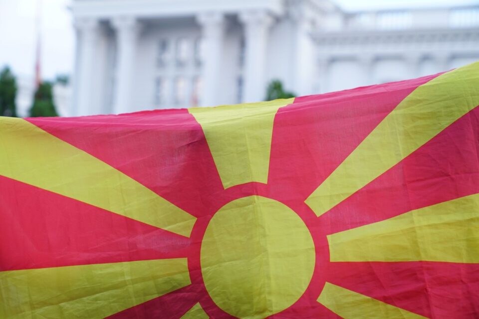 „ВМРО-ДПМНЕ една година подава рака за заштита на македонските интереси и ЕУ интеграција, СДСМ и ДУИ играа по бугарски ноти“