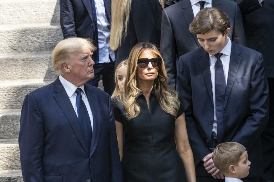 Каде и да се појави прави скандали – еве што направи Меланија на погребот на првата сопруга на нејзиниот сопруг Доналд Трамп (ФОТО)