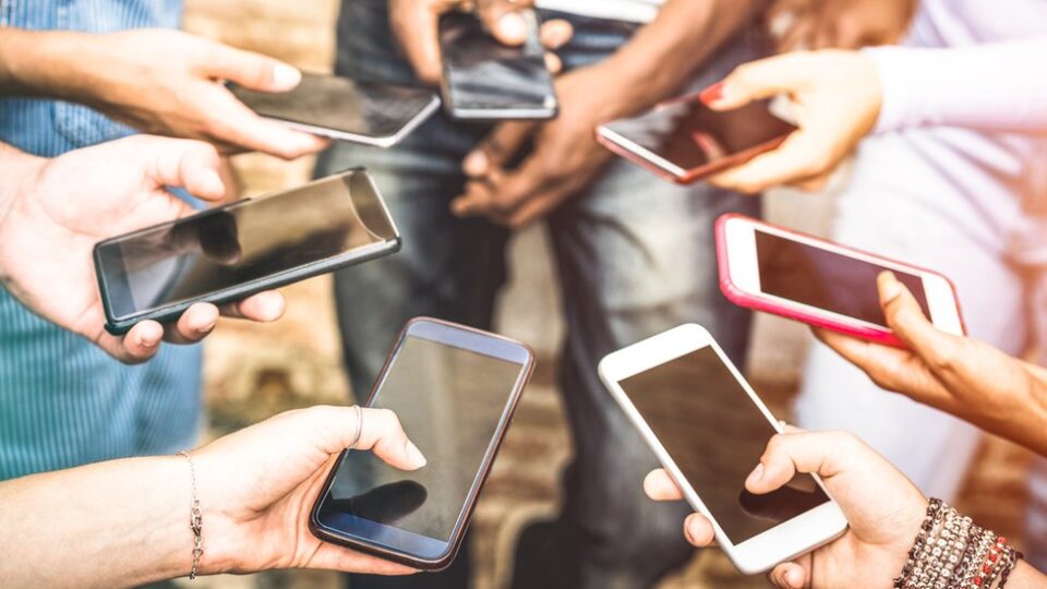 Во светот регистриран пад на продажбата на мобилни телефони