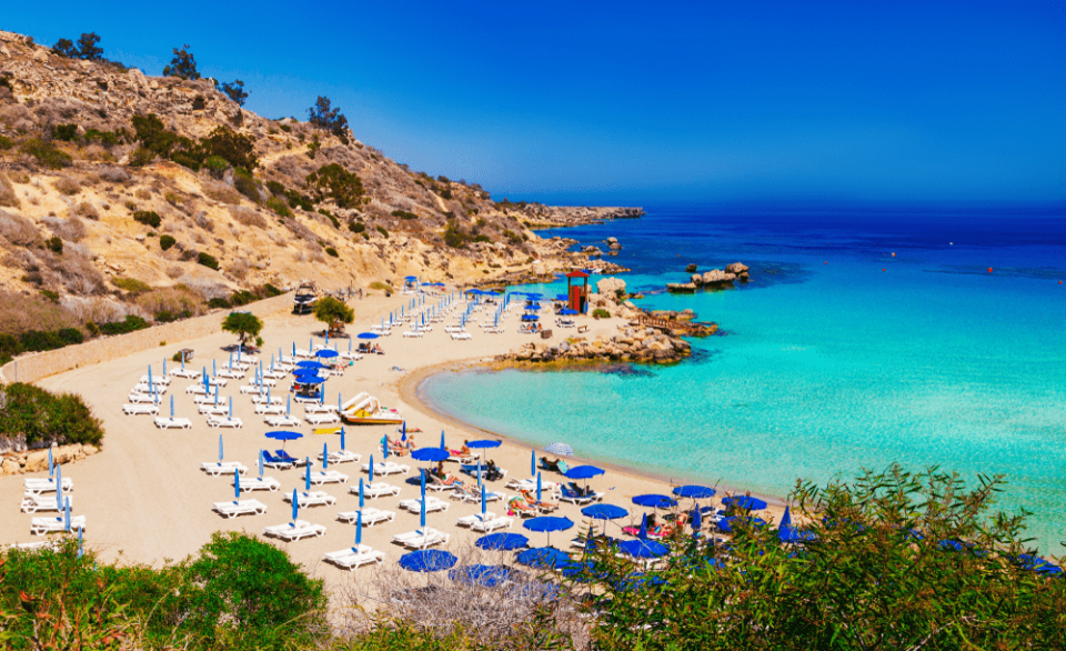 Заборавете на плафонските цени во Грција – во оваа земја чадор и лежалка на плажа е само 2,5 евра, а водата е како на Малдивите (ФОТО)