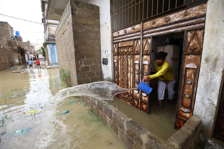 Над 300 загинати во петнеделните монсунски дождови во Пакистан