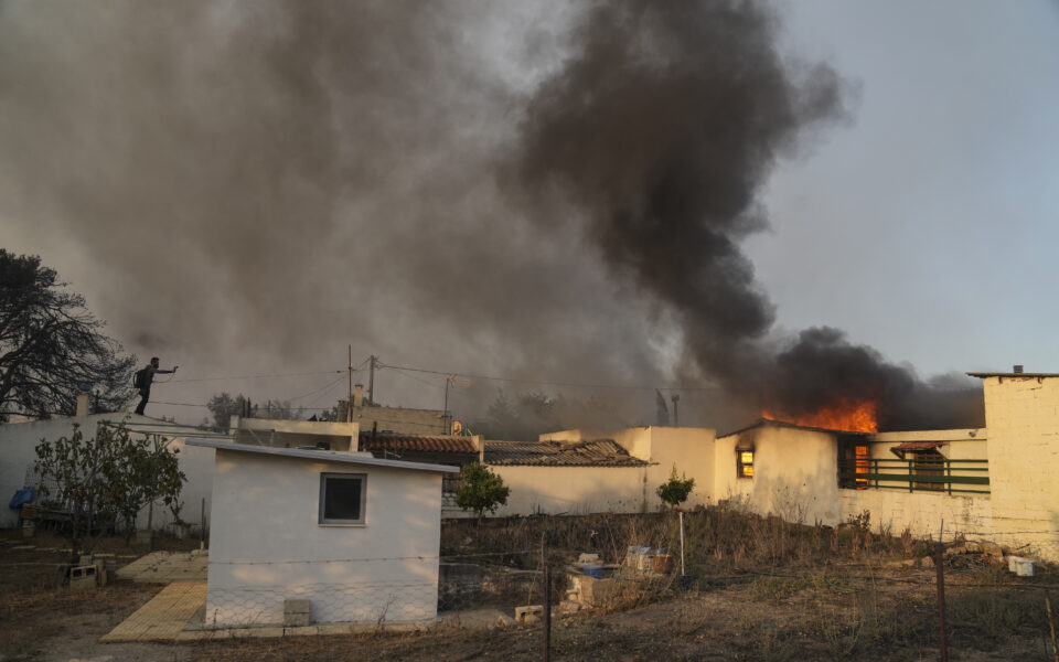 ВИДЕО: Пожарот кај Атина вон контрола, изгореа куќи, населението евакуирано