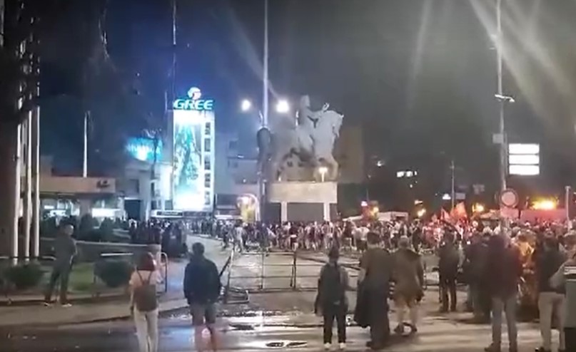 Полицијата приведува граѓани на протестот пред Собрание (ВИДЕО)