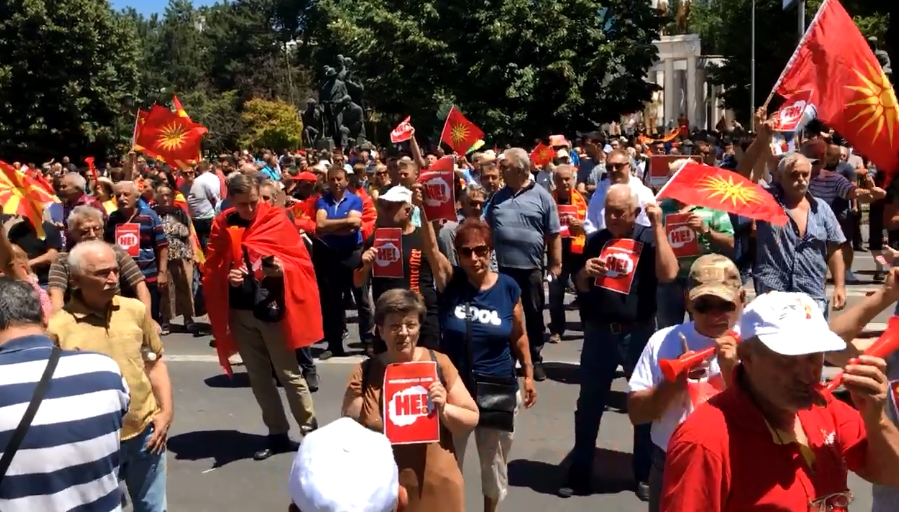 Четворица приведени на протестите пред собрание