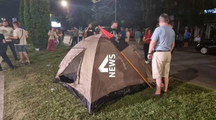 ФОТО: Поставени шатори, граѓаните остануваат пред Влада