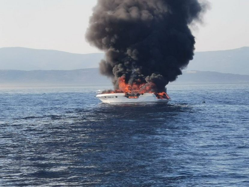 ДРАМА ВО МОРЕТО КАЈ СПЛИТ: Чад го покри небото, се запали брод, четворица навреме избегале од пожарот (ФОТО)