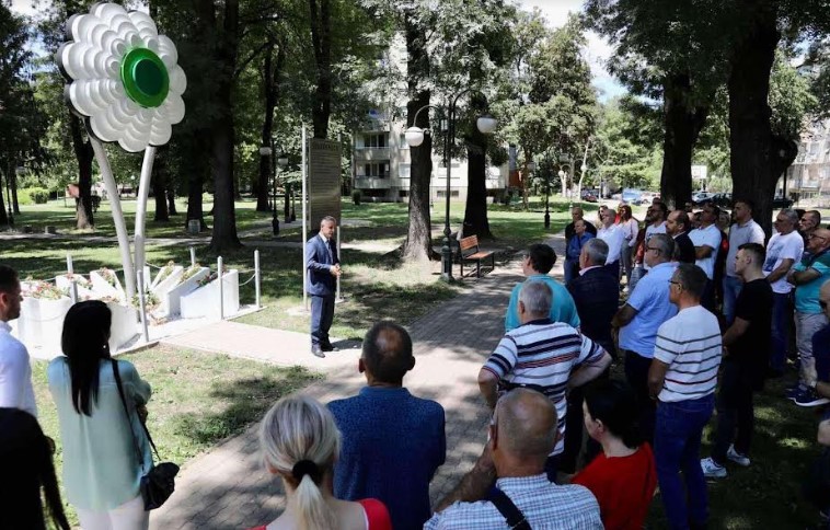 Положено свежо цвеќе на спомен обележјето „Цветот на Сребреница”