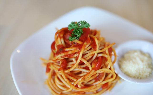 Шпагети со домати и босилек (РЕЦЕПТ)
