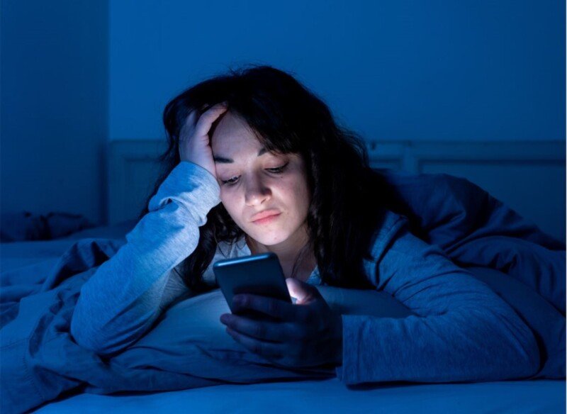 Побрзо СТАРЕЕТЕ: Користењето на телефон пред спиење може да биде полошо отколку што мислевте
