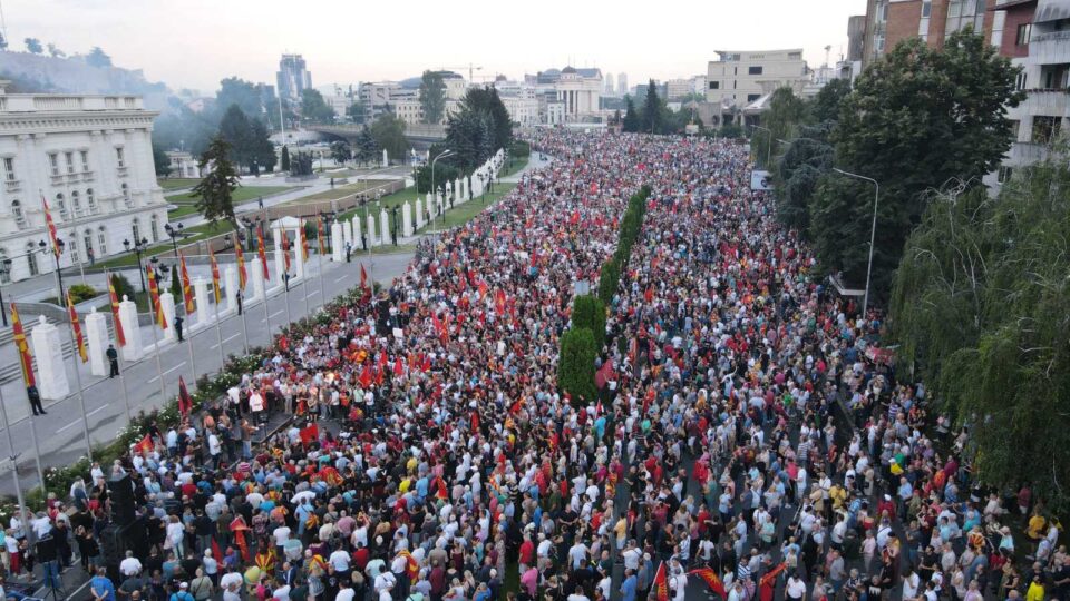 „Народот кажа масовно и гласно НЕ на ултиматуми, денес повторно протест во 19:00 пред Влада дури не се откажат од намерата за асимилација на својот народ“