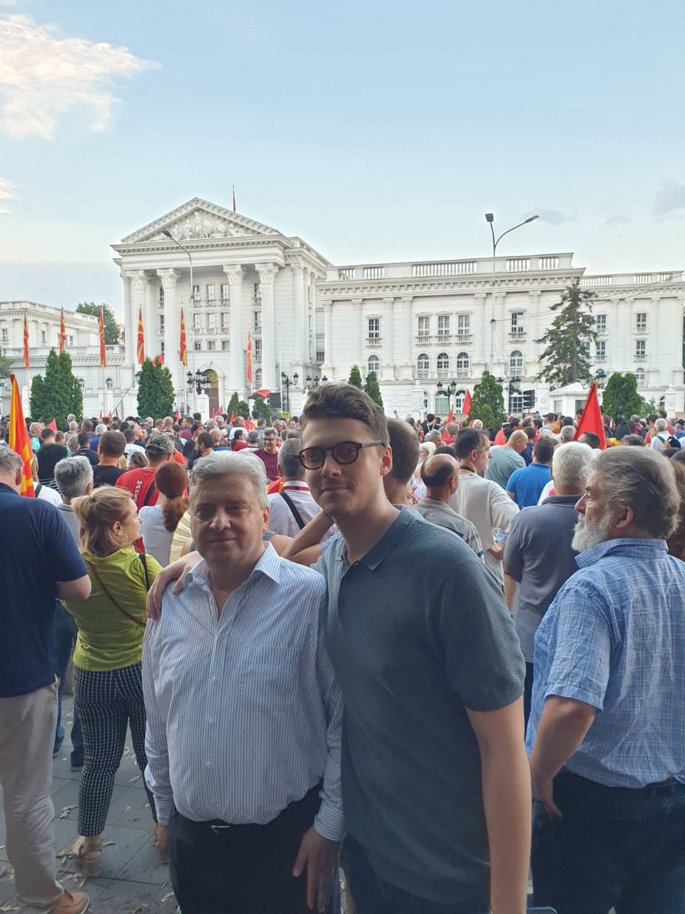 ФОТО: Ѓорѓе Иванов заедно со својот син излегоа на протест против францускиот предлог