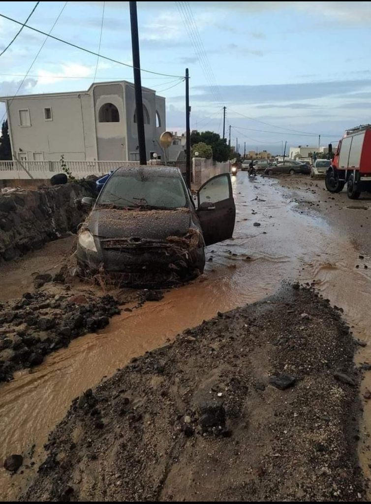 Невреме ја погоди Грција, поплави има во Солун, на Халкидики, Санторини (ВИДЕО)