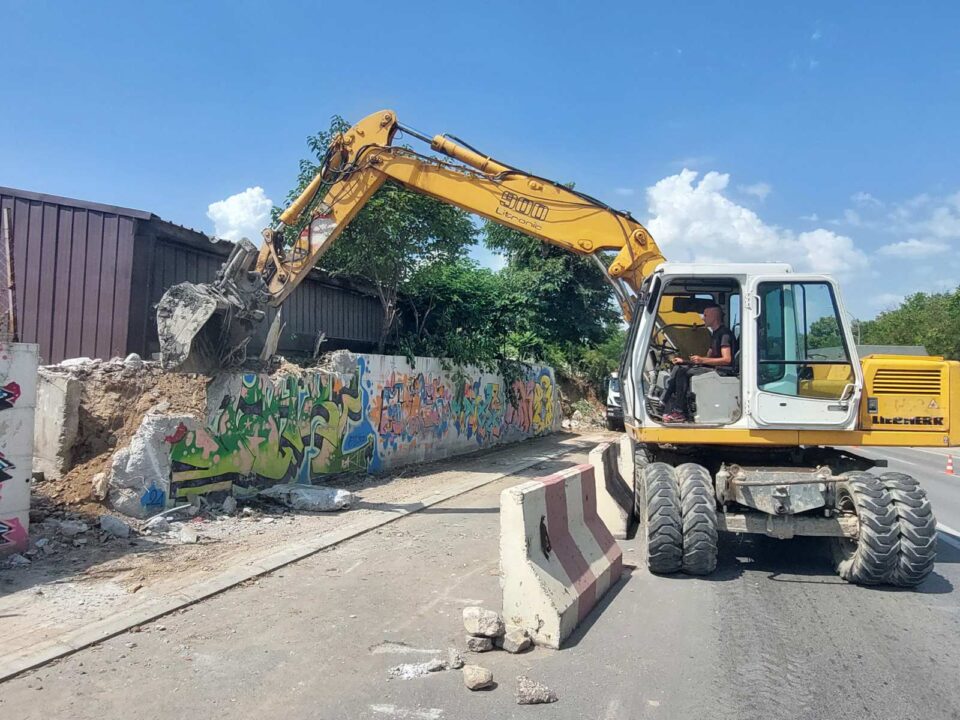 Во тек се подготвителни работи за изградба на нов потпорен ѕид на булеварот „Борис Трајковски“