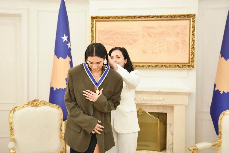 Косовската претседателка на Дуа Липа и ја додели титулата амбасадор: „Добредојде дома“ (ФОТО)