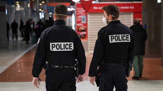Полицијата застрела маж со нож на аеродромот во Париз