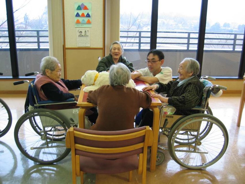 Дом за стари во Јапонија „најмува“ бебиња за подобрување на расположението во установата