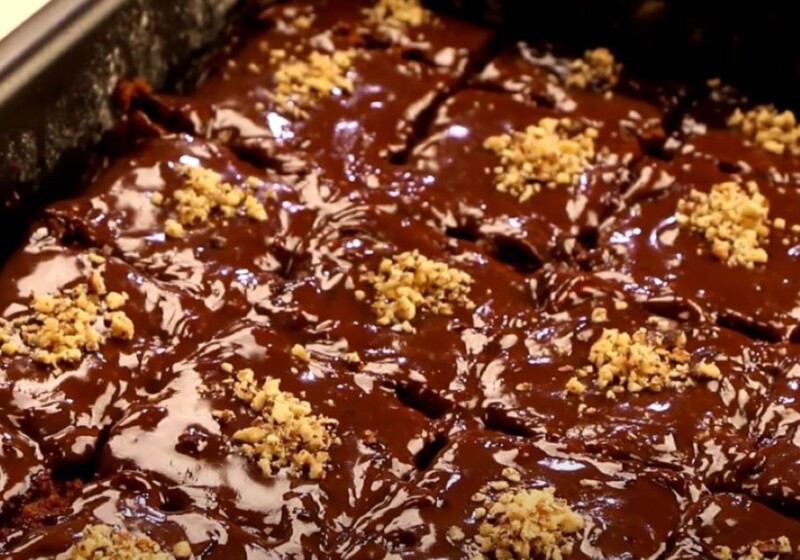 Омилениот десерт на нашите баби: Брз и сочен колач со чоколада и џем