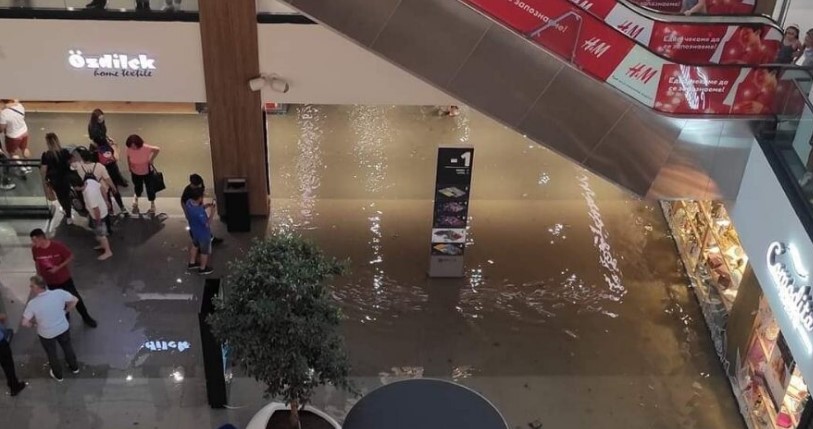 ВИДЕО: Дождот го поплави Ист Гејт Мол