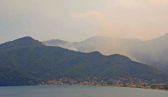 Продолжува гаснењето на пожарот на грчкиот остров Тасос