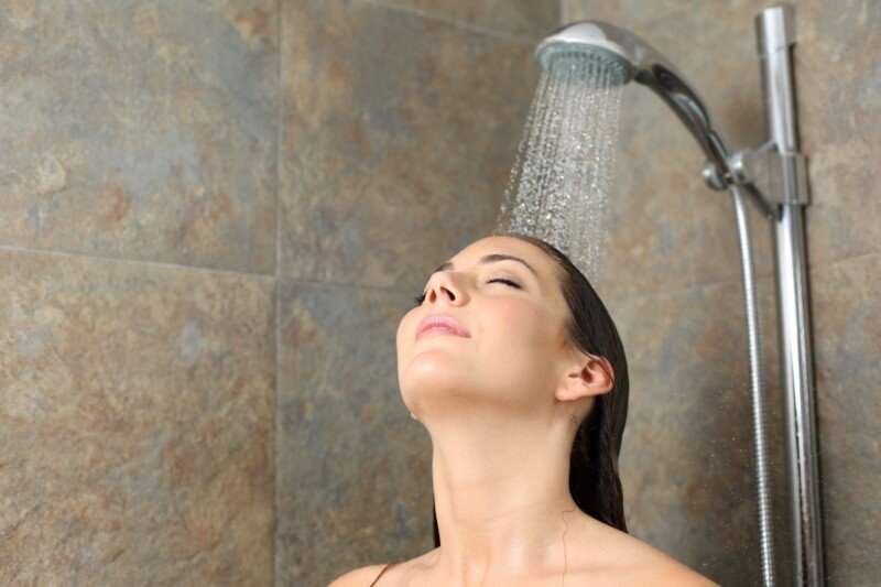 4 РАБОТИ кои ќе се случат доколку секој ден се туширате со ЛАДНА ВОДА