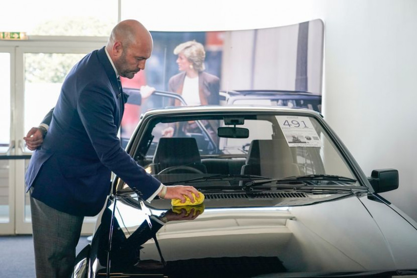 Продаден автомобилот на принцезата Дајана: Црниот “Форд” купен на аукција за повеќе од 750.000 евра