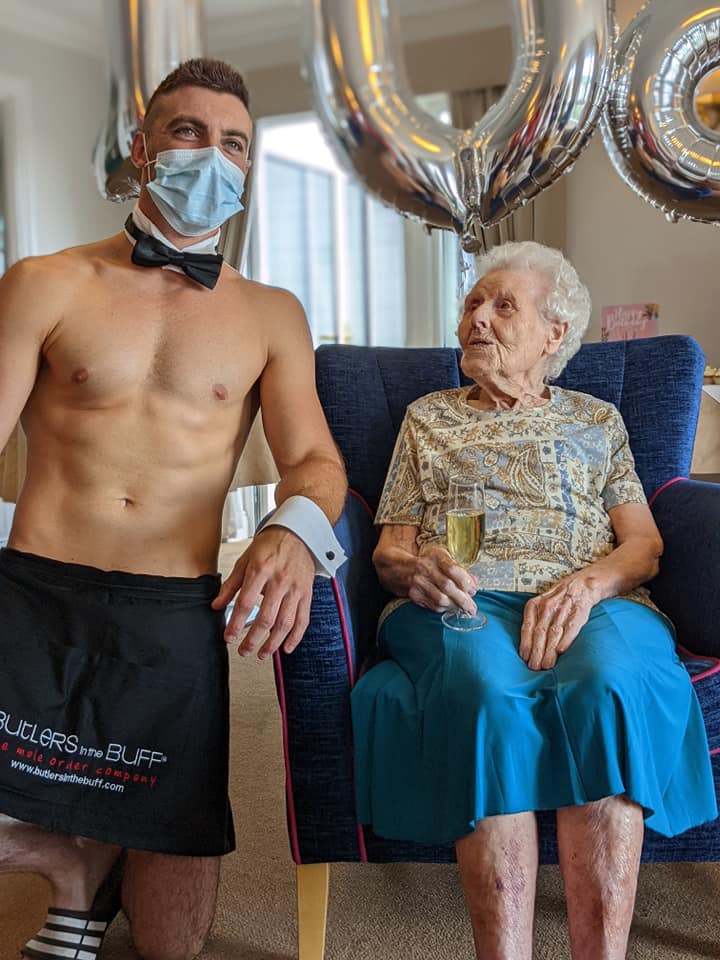 ФОТО+ВИДЕО: Гол батлер за 106 роденден, оваа баба знае што сака