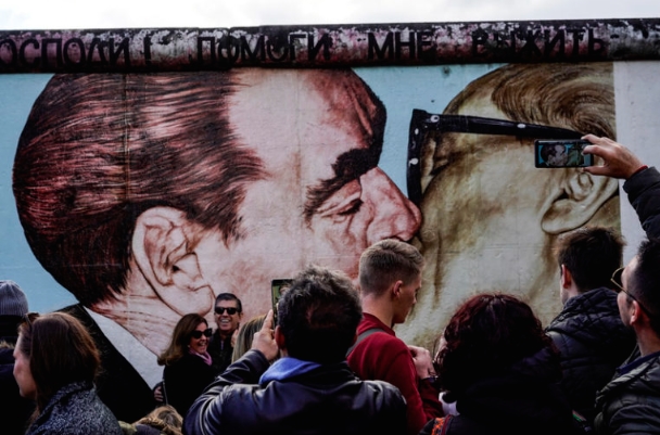 Почина авторот на сликата „Бакнеж“ на Берлинскиот ѕид