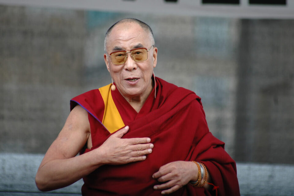 Најголемата мудрост на Далај Лама: „Луѓето прават две грешки кои им го уништуваат животот, а не мораат. Треба само да живеат“