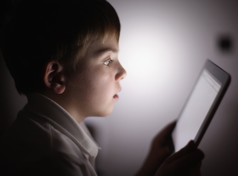 Екраните може лошо да влијаат врз комуникативните вештини на децата