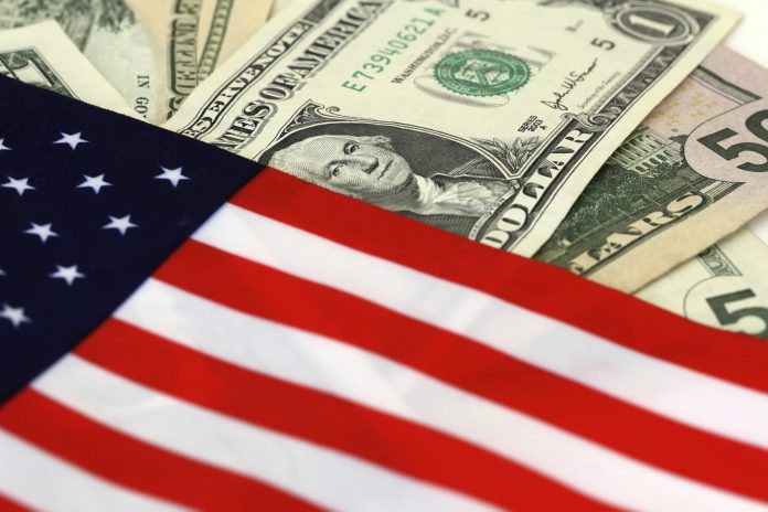 Доларот во пад поради забавувањето на инфлацијата во САД
