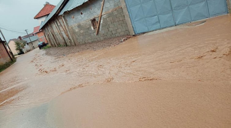 Се повлекува водата од поплавените села во општина Долнени, дел од нив се без струја