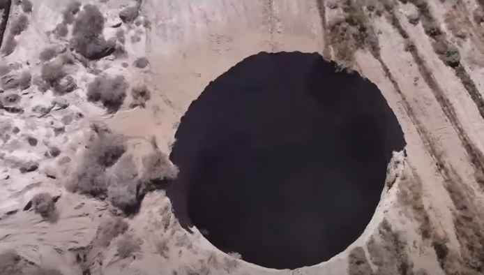 ВИДЕО: Мистериозна дупка длабока 200 метри се појави во близина на рудник