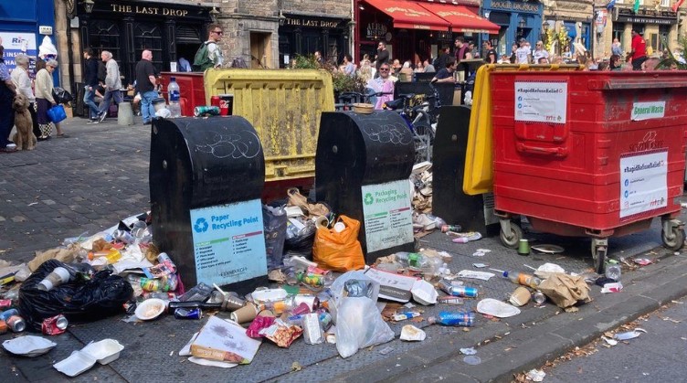 Натрупано ѓубре на улиците на Единбург поради штрајкот на компаниите за ѓубре
