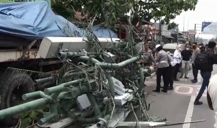 Индонезија: Камион удри во група луѓе, најмалку десетмина загинати