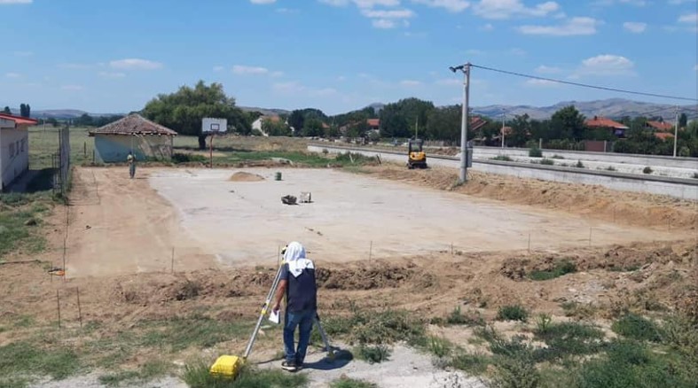 Паунов: Започна реконструкцијата на малото спортско игралиште во село Карбинци