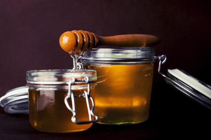 Како делува медот против бактерии и зошто е добро да го земаме кога сме болни?