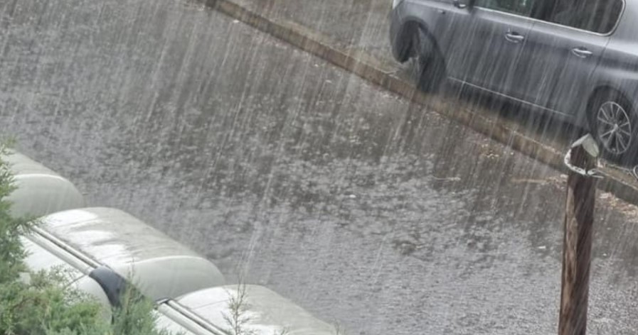 СИЛНО НЕВРЕМЕ ГО ЗАФАТИ СКОПЈЕ – во овие моменти во главниот град силен дожд, грмежи и ветер!