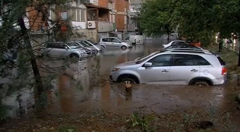 Две лица повредени во невремето, пренесени се на клиника