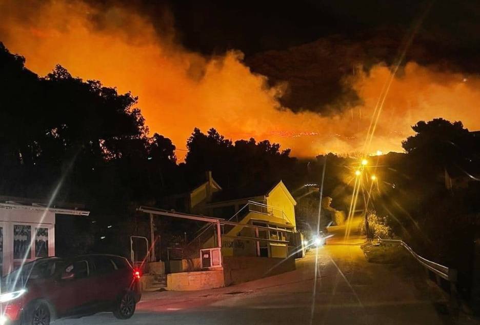 Хрватските пожарникари го гаснат пожарот кај Шибеник