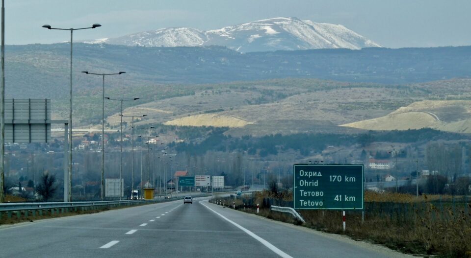 ЌЕ СЕ ФРЛААТ ЛОПАТИ МАЛТЕР, А СОБРАЌАЈОТ ЌЕ БИДЕ ВО КОЛАПС – утре автопатот Тетово-Гостивар во прекин, доколку тргнувате од Скопје ова имајте го на ум!