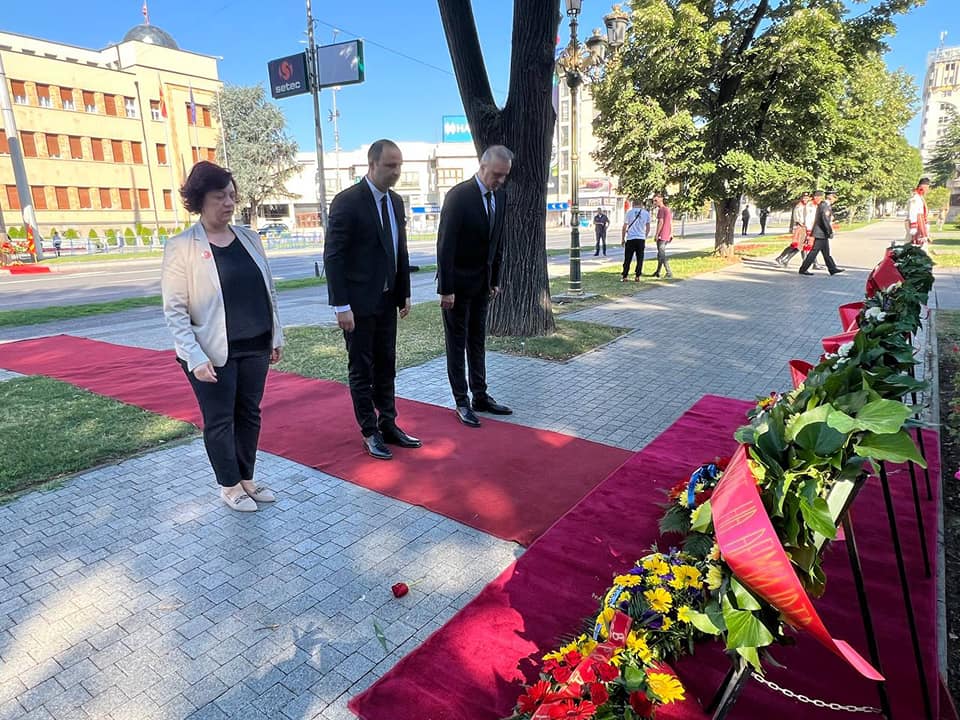 Делегација на ВМРО-ДПМНЕ положи свежо цвеќе на спомениците на Методија Андонов Ченто, Никола Карев и Жена борец во Скопје