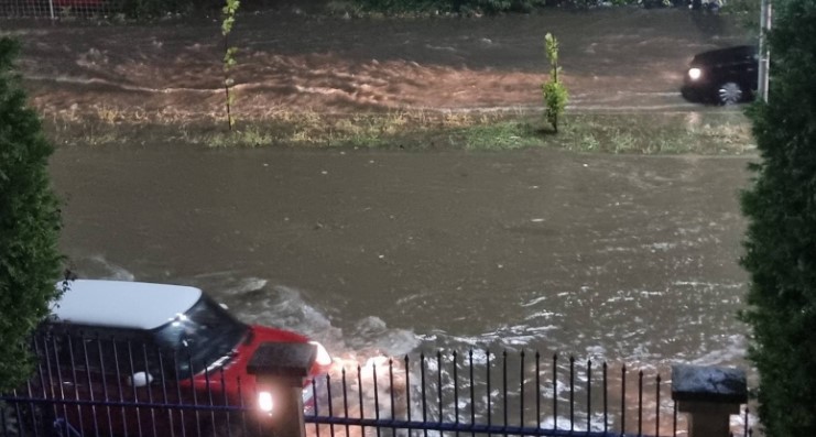 Поплавени куќи, подруми, гаражи и излеана канализација во Тетово